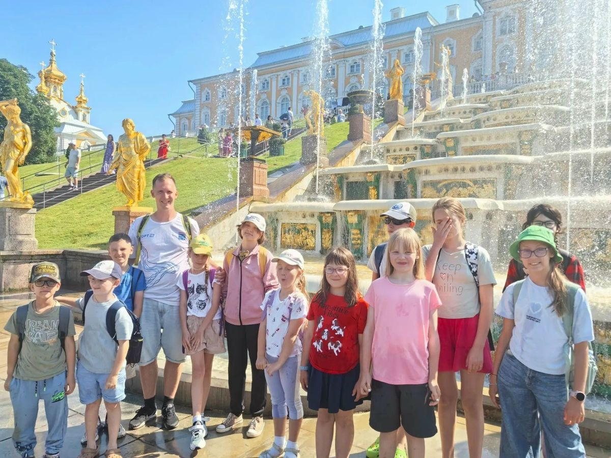 Клуб на выезде: ученики у фонтанов Петергофа